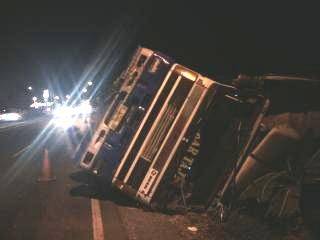NUNGGU DIEVAKUASI – Truk trailer yang terguling di Jalan Raya Balongbendo, Sidoarjo, Kamis (28/8) malam. foto : nanang ichwan/BangsaOnline