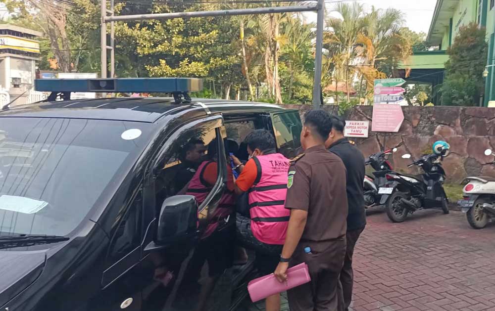 Petugas Kejari Lamongan saat menggelandang tersangka AM untuk dijebloskan ke tahanan.