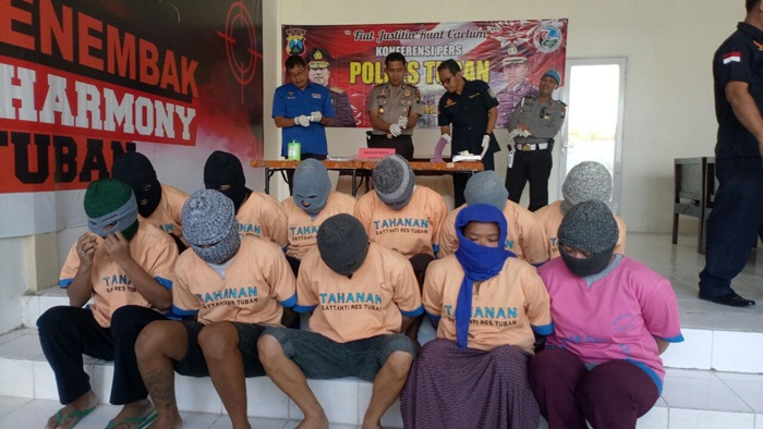 Pelaku saat dirilis Polres Tuban bersama tersangka lainnya. 