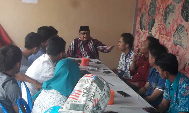 Moh. Eksan (berkacamata) saat menyampaikan materi. foto: rahmatullah/ BANGSAONLINE