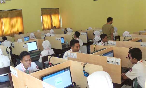 Peserta UNBK di Sumenep tengah konsentrasi menjawab soal ujian. foto: rahmatullah/ BANGSAONLINE