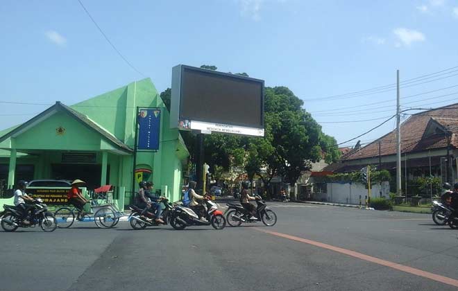 Videotron bermasalah yang kini sedang diusut polisi. Lokasinya bersebelahan dengan kantor CPM Lumajang.