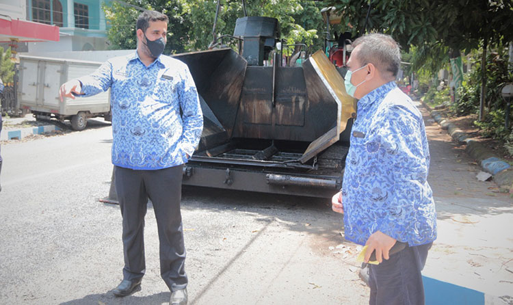 ?Wali Kota Habib Hadi didampingi Kepala Dinas PUPR dan Perkim, Agus Hartadi saat melihat langsung proses perbaikan jalan. (foto: ist)