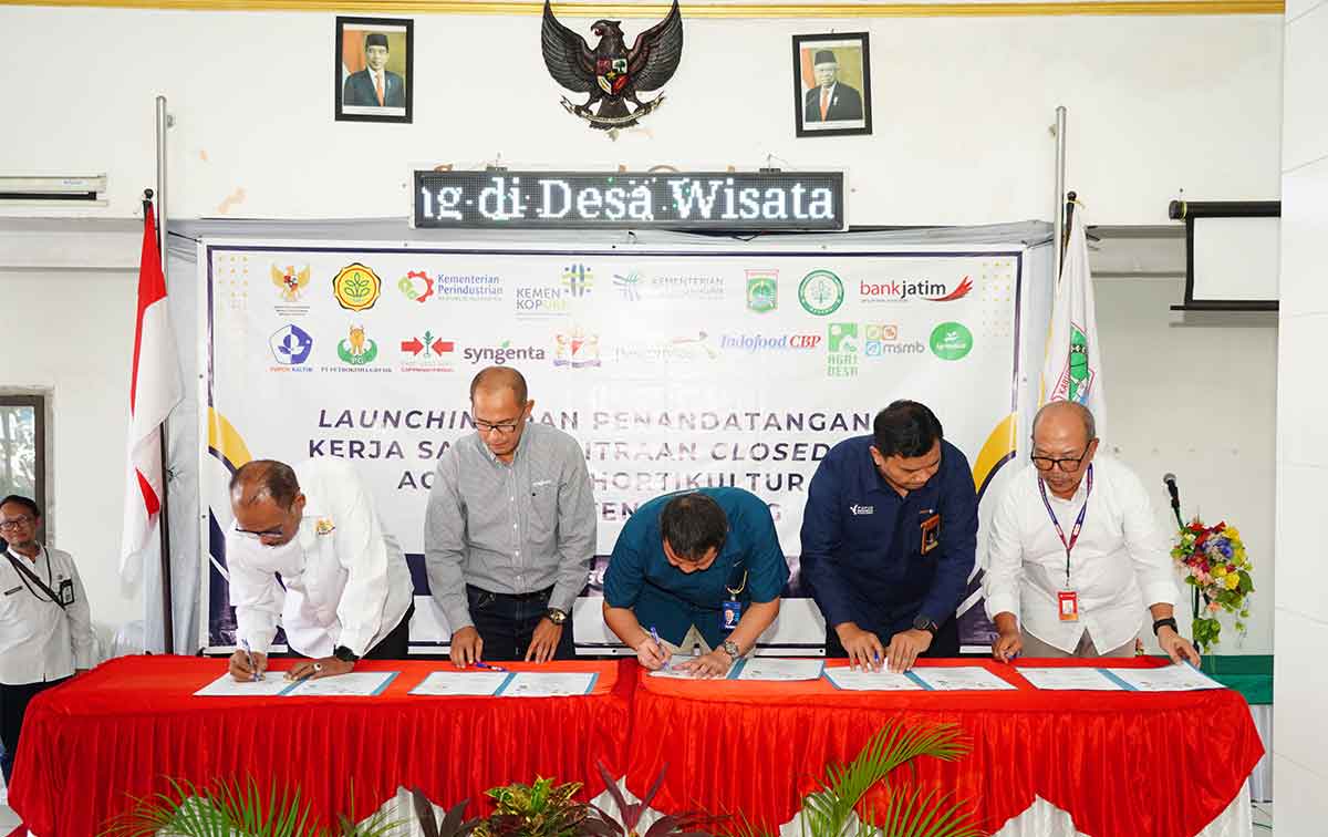 Direktur Keuangan dan Umum Petrokimia Gresik, Robby Setiabudi Madjid (tiga dari kanan) saat menandatangani MoU Closed Loop Agribisnis Hortikultura. Foto: Ist