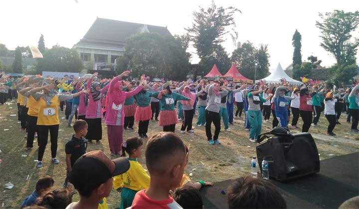 Para ibu-ibu saat mengikuti senam massal Festival SCTV ke-29 di Lapangan Desa Sambonggede, Kecamatan Merakurak.