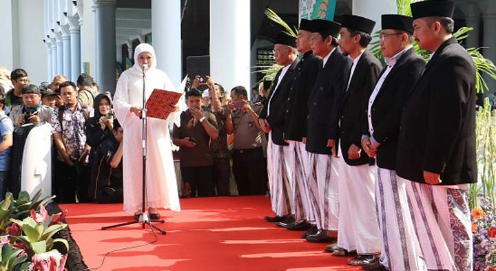 Gubernur Jawa Timur Khofifah Indar Parawansa mengukuhkan Badan Pengelola Masjid Nasional Al Akbar Surabaya periode 2019-2024. foto: ist