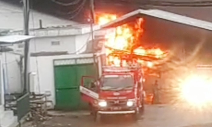 Sebuah mobil PMK Kabupaten/Kota Malang sedang berusaha meredam amukan dari si jago merah.