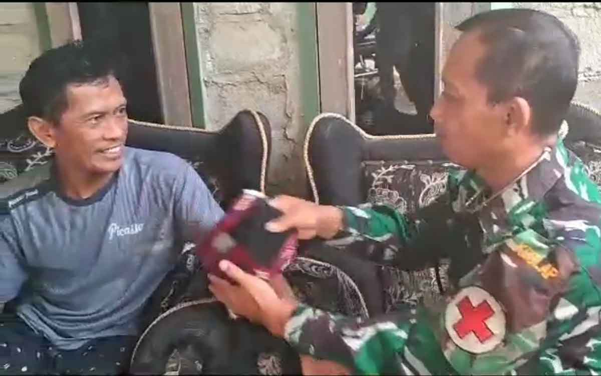 Tim Kesehatan TMMD ke-117 Rutin Periksa Kesehatan Personel dan Warga
