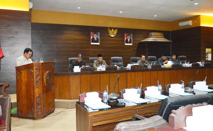 Suasana rapat paripurna. foto: BAMBANG DJ/ BANGSAONLINE