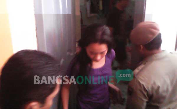 Satpol PP Kota Kediri saat menggiring salah satu ABG dari salah satu kos-kosan. foto: arif kurniawan/ BANGSAONLINE
