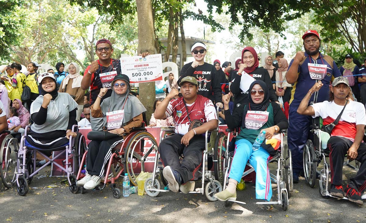 Ketua TP PKK Kabupaten Kediri Eriani Annisa Hanindhito (berkacamata gelap) dan Plt Kepala Dinas Sosial Dyah Saktiana bersama peserta kawan-kawan penyandang disabilitas. Foto: Ist. 
