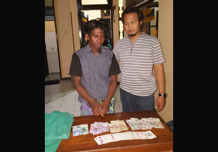 Pelaku beserta barang bukti. foto: HABIBI/ BANGSAONLINE