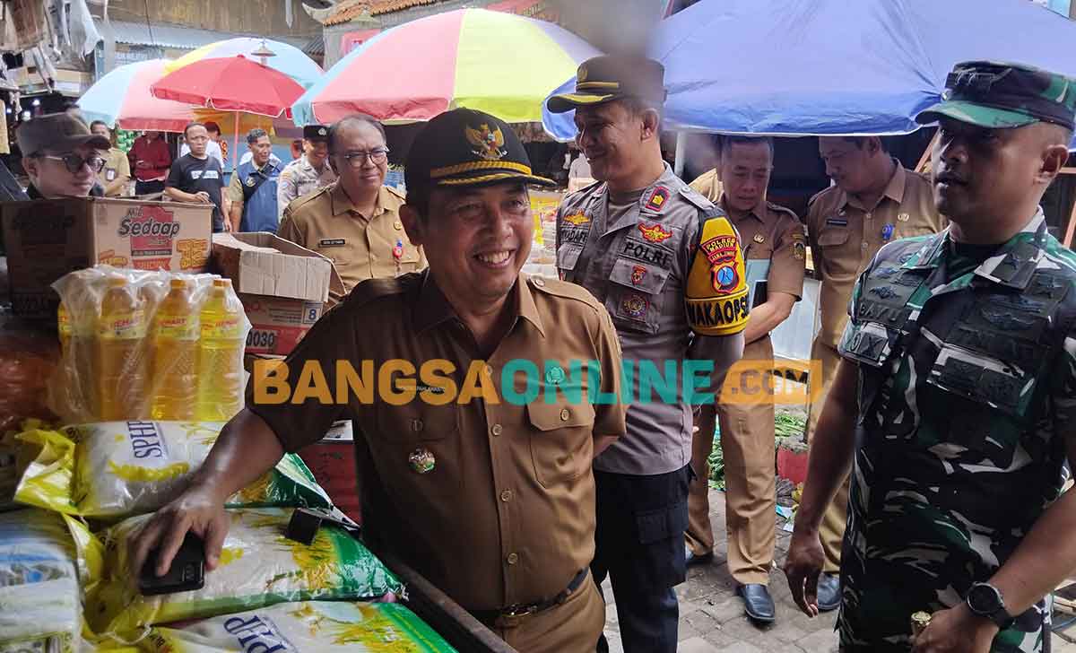 Pj Bupati Madiun saat memantau kondisi harga di Pasar Sayur Caruban. Foto: HENDRO SUHARTONO/BANGSAONLINE