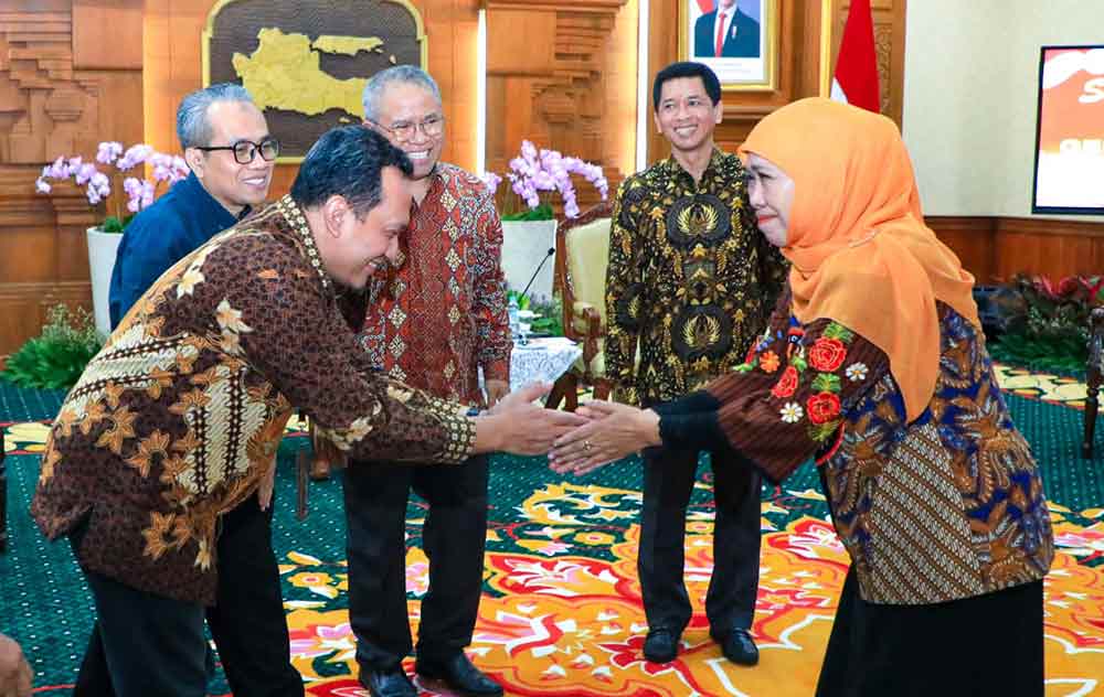 Gubernur Khofifah saat menerima kunjungan Rektor ITS bersama jajaran. (Ist)