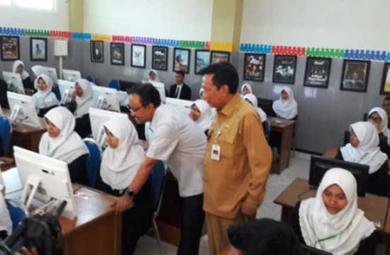 Wagub Jatim Saifullah Yusuf didampingi Bupati Gresik Sambari Halim Radianto saat sidak UNBK di SMA NU 1 Gresik. foto: syuhud/ bangsaonline