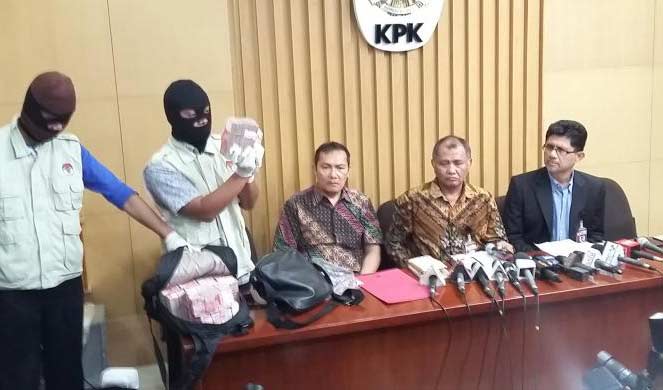 Pimpinan KPK saat memberikan keterangan terkait OTT, Jum