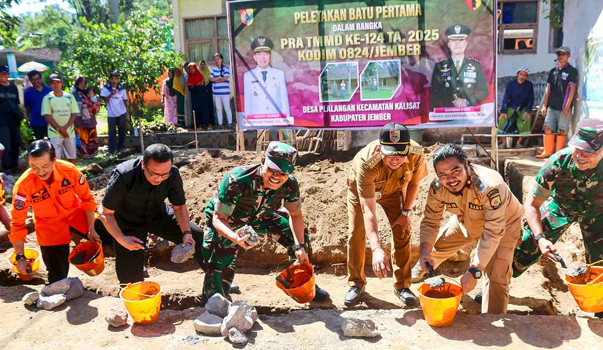 Bupati Jember saat meninjau pelaksanaan TMMD ke-124 di Desa Plalangan, Kecamatan Kalisat.