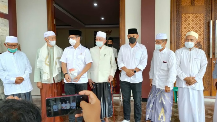 Dari kiri: KH. Anwar Iskandar, KH. Kafabihi Mahrus, Menkes Budi Gunadi Sadikin, KH. Anwar Mansur, Wali Kota Kediri Abdullah Abu Bakar, Gus Muid, dan Gus An