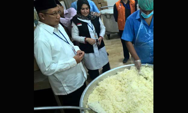 Menteri Agama, Lukman Hakim Saifuddin saat meninjau pengolahan katering untuk jemaah haji Indonesia. foto: detikcom