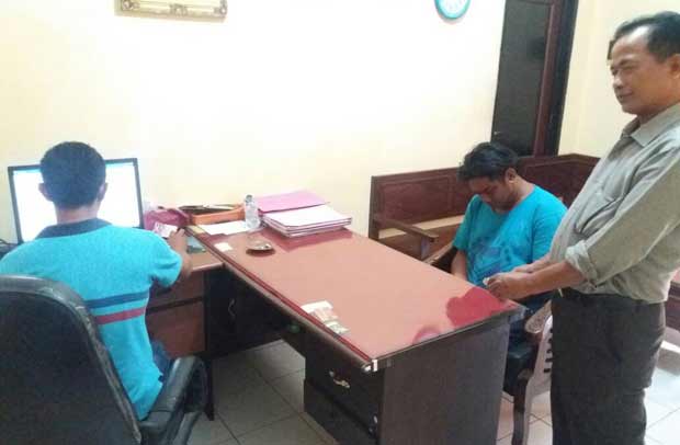 Didik Arifin saat diperiksa Reskrim Polsek Gempol. foto: HABIBI/ BANGSAONLINE