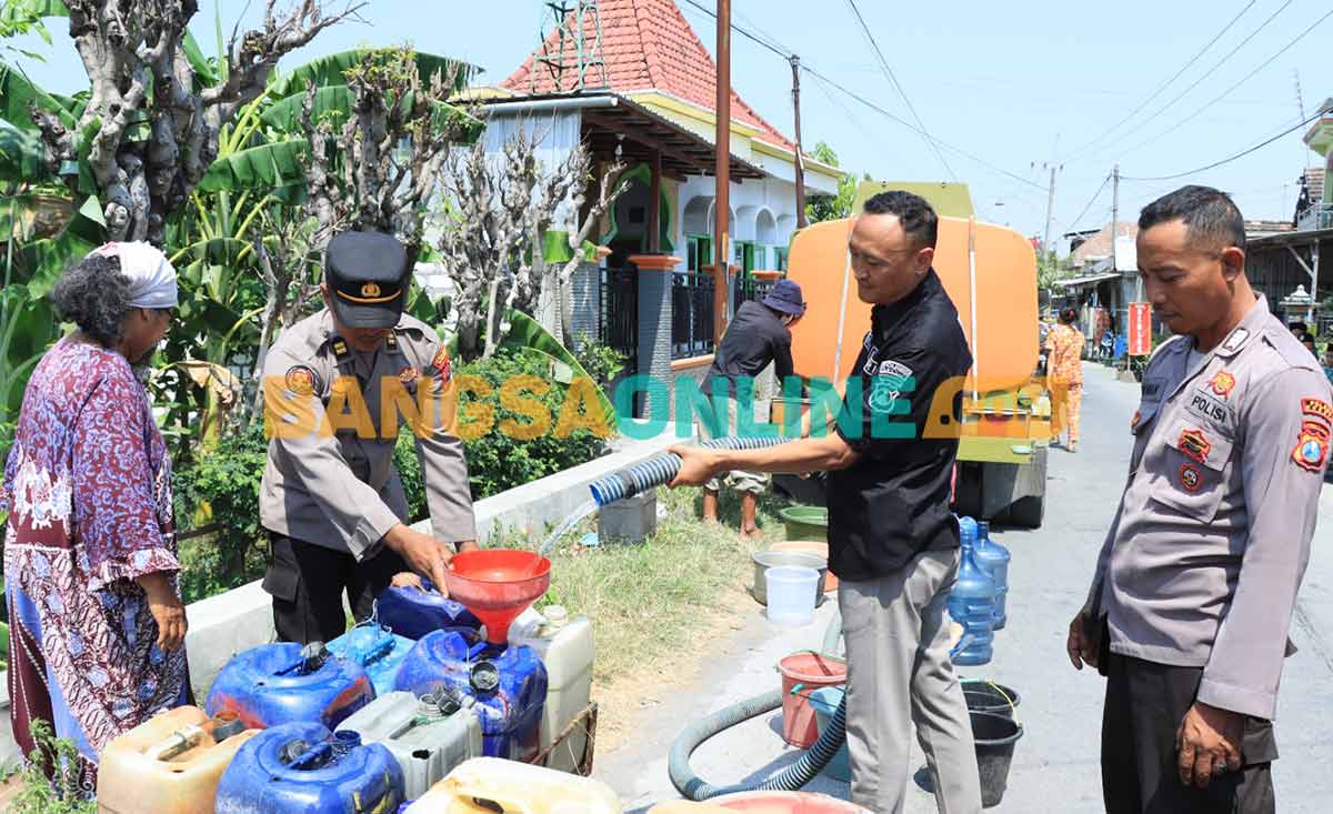 Personel Polres Gresik saat droping air bersih di Desa Tumapel, Kecamatan Duduksampeyan. Foto: SYUHUD/BANGSAONLINE