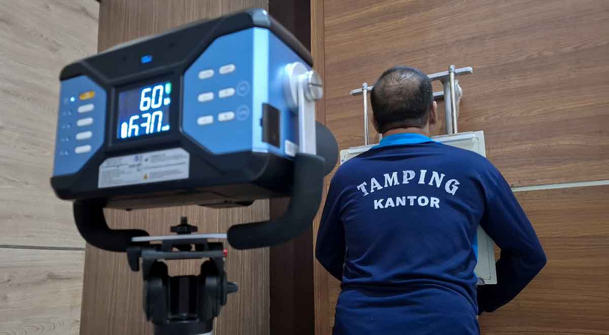 Salah satu WBP Lapas Kediri saat menjalani pemeriksaan rontgen dada. Foto: Ist