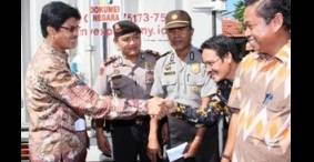 Saiful Rahman kadispendik provinsi Jatim saat menyerahkan pengawalan naskah UNAS kepada aparat dan kepolisian. (Yuli Iksanti/BANGSAONLINE)