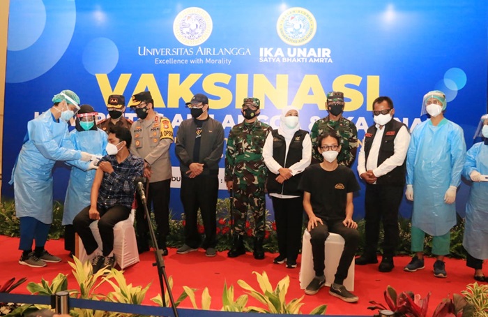 Gubernur Khofifah didampingi Forkopimda Jatim meninjau vaksinasi di Kampus Unair.