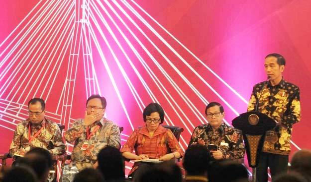 Presiden Joko Widodo diapit dengan jajaran menteri yang hadir dalam Rakornas Tim Pengendalian Inflasi Daerah (TPID) di Jakarta, Kamis (4/8). foto: merdeka.com