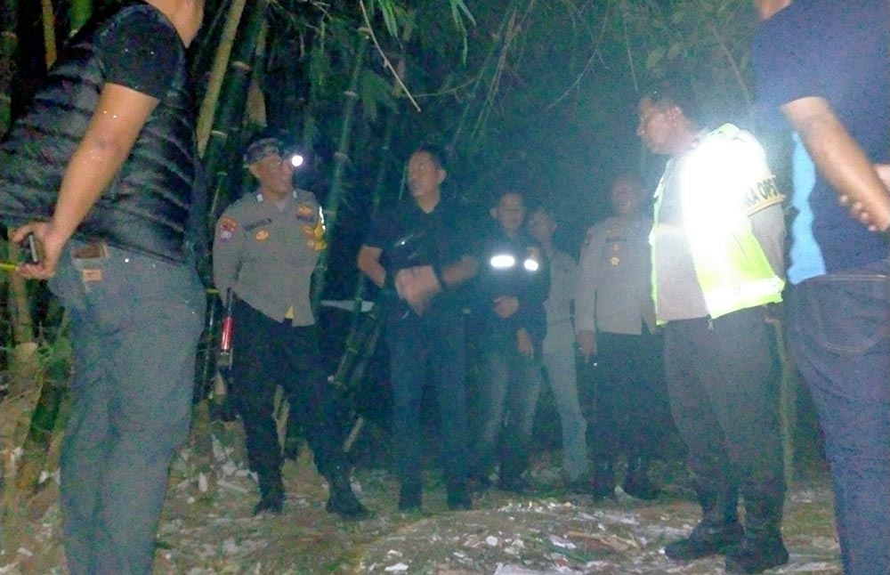 Wakapolres Kediri Kompol Heri Kurniawan (pakai rompi) dan jajaran saat berada di TKP. Foto: Ist.