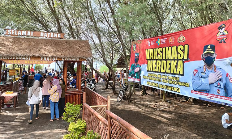 Satpolairud Polresta Banyuwangi menggelar vaksinasi untuk para nelayan di Pantai Cemara, Kelurahan Pakis, Kecamatan Banyuwangi, Sabtu (21/8/2021) kemarin. (foto: ist)