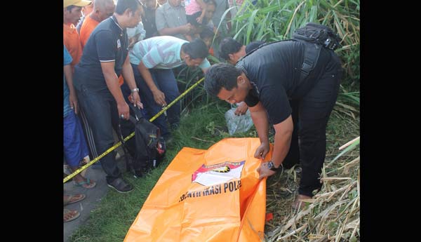 Mayat Pria diduga korban pembunuhan, bernama Andre Zulkarnain saat dievakuasi di lokasi ditemukan. foto: hadi prayitno/ BANGSAONLINE