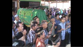 ?Jenazah Liya ketika sampai di rumah duka. foto:nanang/BANGSAONLINE