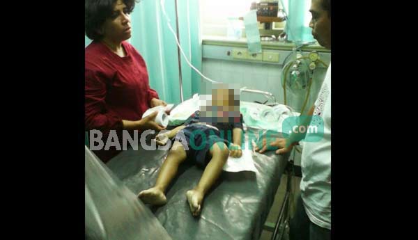 Korban saat di rumah sakit didampingi ibunya. foto: ekoyono/ BANGSAONLINE