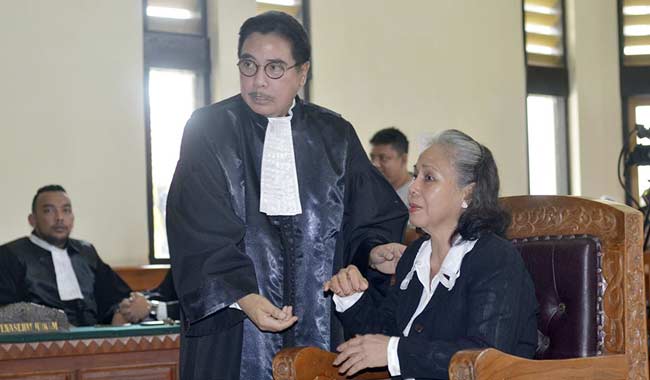 SEUMUR HIDUP: Terdakwa kasus pembunuhan Angeline, Margriet Cristina Megawe mendengarkan agenda tuntutan saat persidangan di PN Denpasar, Senin (29/2).  foto ANTARA
