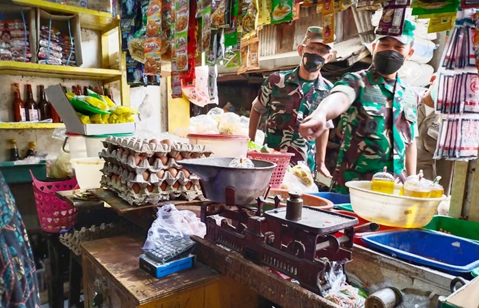 Dandim 0830/Surabaya Utara Letkol Inf Budi Handoko saat turun langsung melakukan sidak bersama tiga pilar Kecamatan Pabean Cantian, Sabtu (28/5/2022).