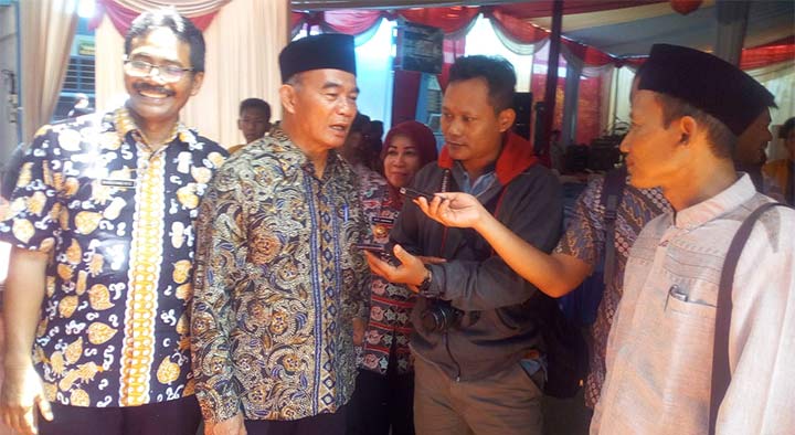 Mendikbud Muhajir Effendi saat memberikan ketetangan pers.