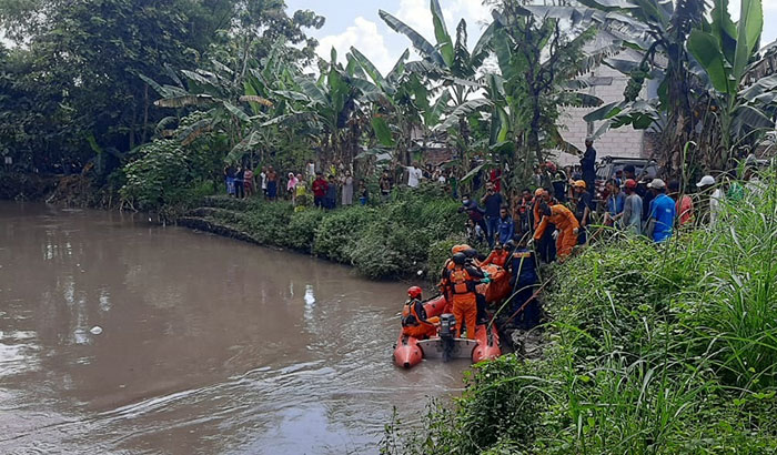 Petugas saat mengevakuasi bocah perempuan yang tewas tenggelam usai tercebur ke dalam sungai di belakang Perumahan Griya Prambon Asri, Sidoarjo.
