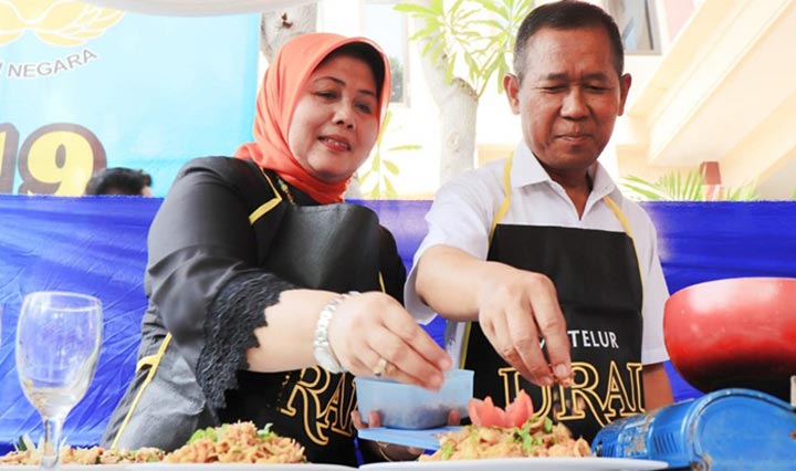 Sekda Kota Pasuruan Bahrul Ulum bersama istri sedang mencoba memasak kreasi mie. foto: ARDIANZAH/ BANGSAONLINE