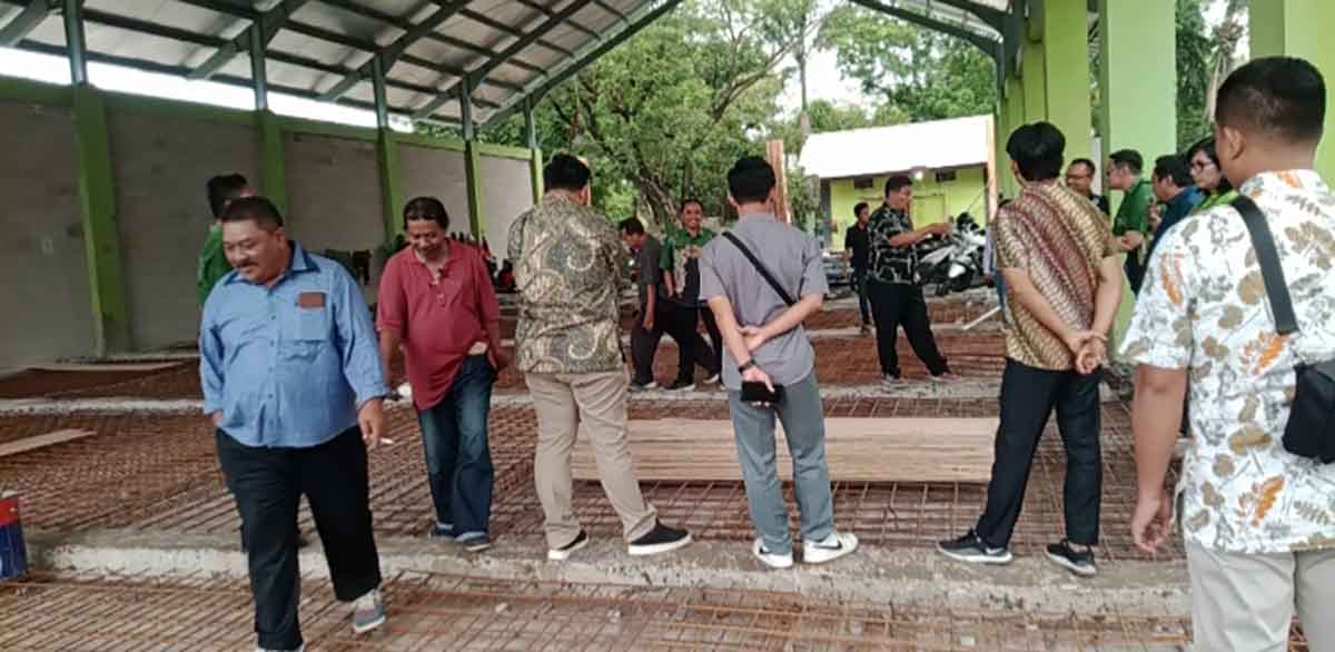 Sidak atau inspeksi mendadak yang dilakukan Komisi III DPRD Kota Probolinggo melakukan terhadap proyek pembangunan fasilitas pengelolaan sampah.