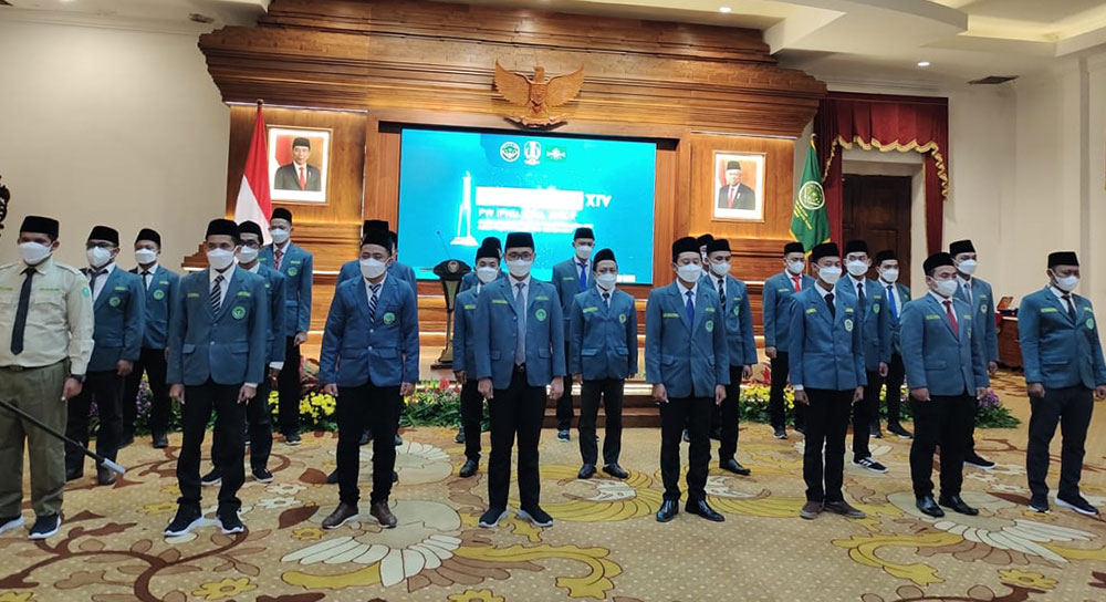 Pengurus Pimpinan Wilayah Ikatan Pelajar Nahdlatul Ulama Masa Khidmat 2021-2024 saat dilantik di Gedung Negara Grahadi. Foto: Ist