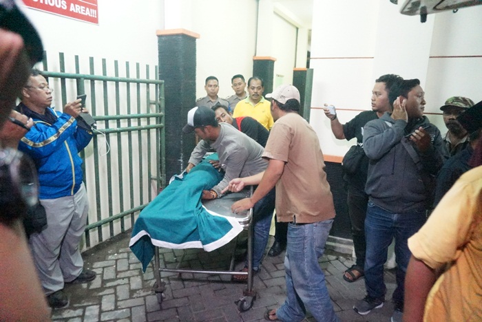 Ketiga jenazah dibawa kerumah duka usai diotopsi di RSUD Jombang. Foto: RONY S/BANGSAONLINE