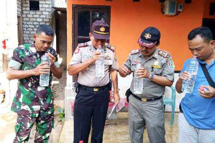Kapolsek Semanding dan jajaran samping memeriksa miras hasil operasi.