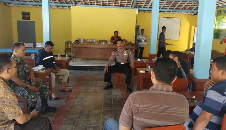 Mediasi antara warga dan pihak PHE TEJ di Balai Desa Temayang.