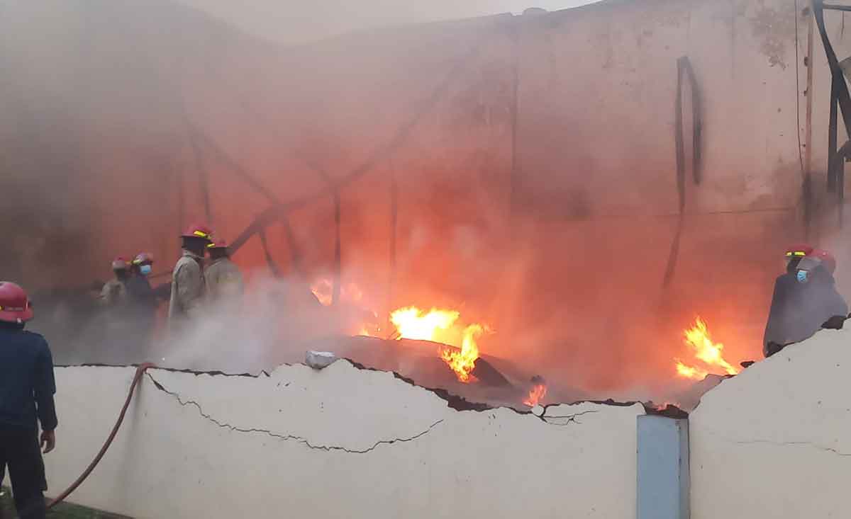 Petugas saat berusaha memadamkan kobaran api yang menghanguskan gudang kasur busa di Sidoarjo.