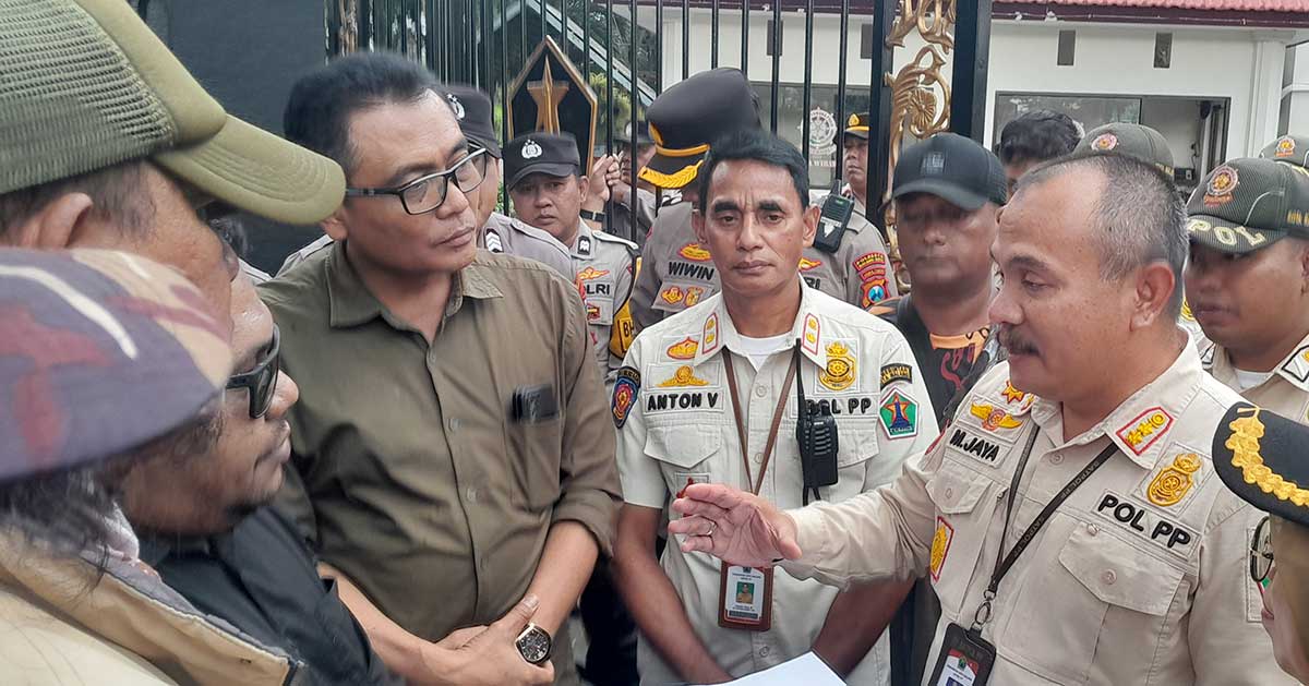 Kepala Satpol PP Kota Malang, Heru Mulyono, saat menemui massa aksi yang memprotes perizinan The Souls.