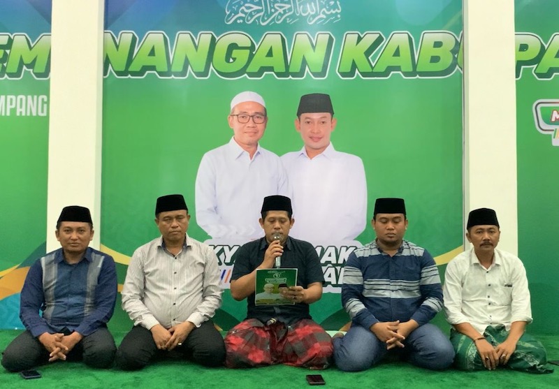 Ketua dan tim pemenangan Paslon Kiyai Mamak-Mas Ab saat menyampaikan sikap tentang insiden berdarah