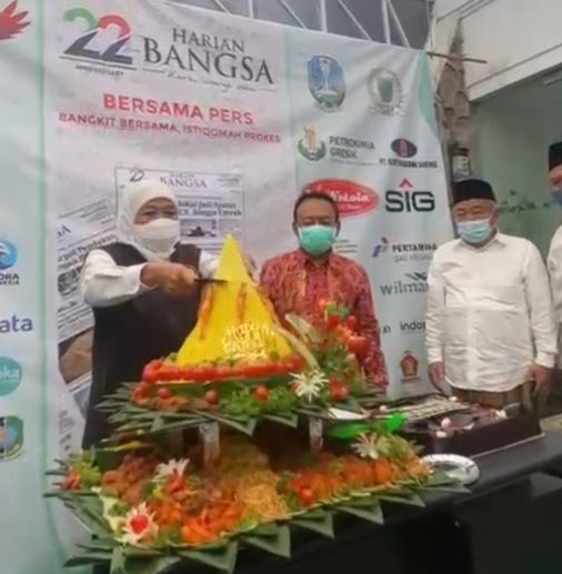 Gubernur Jawa Timur, Khofifah Indar Parawansa, saat memotong tumpeng pada HUT ke-22 HARIAN BANGSA di kantor baru HARIAN BANGSA Jalan Cipta Menanggal I/35 Surabaya. Tampak menyaksikan M Mas
