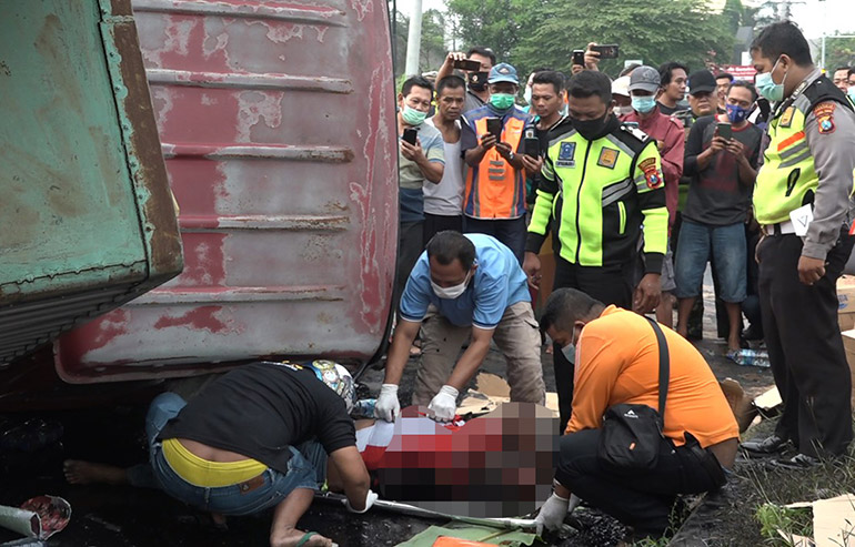 Petugas melakukan proses evakuasi terhadap sopir truk box.