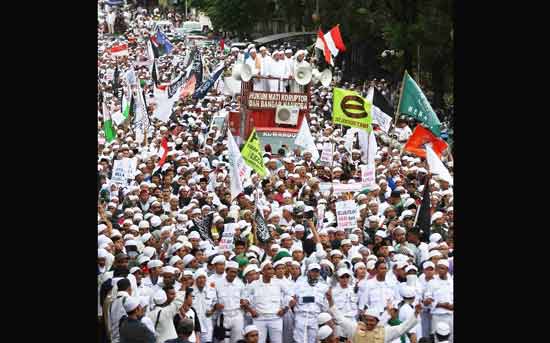 Massa FPI saat melakukan aksi demonstrasi di depan Gedung Mabes Polri, Jakarta, Senin (16/1). 